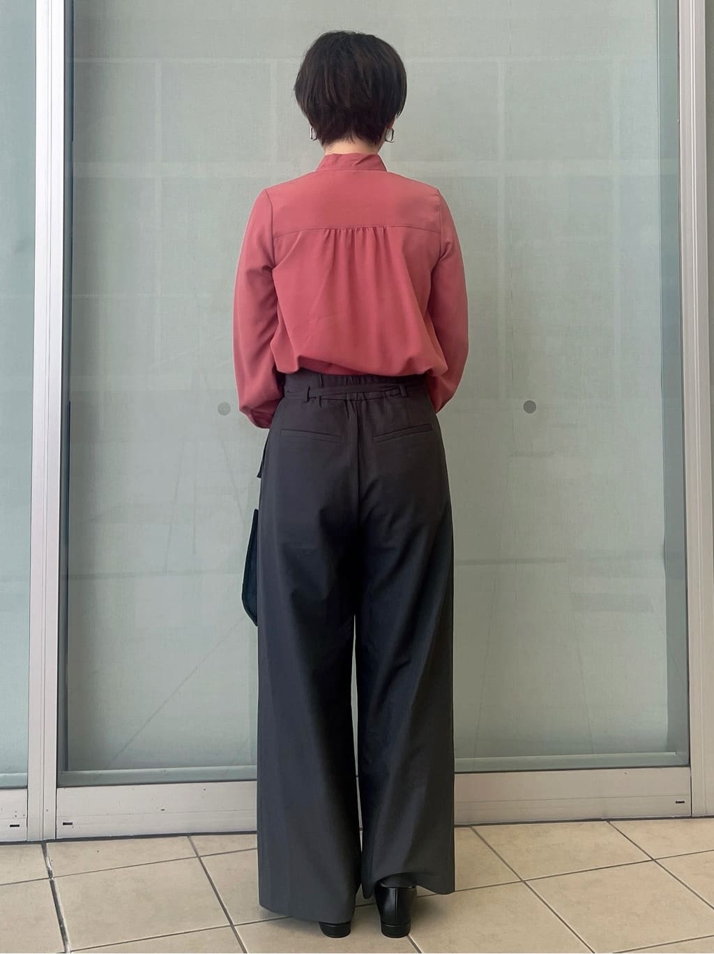 yo-koさんの「OPAQUE.CLIP｜アシンメトリーレイヤードボウタイブラウス【洗濯機OK／イージーアイロン／防シワ】《XS～3L》」を使ったコーディネート