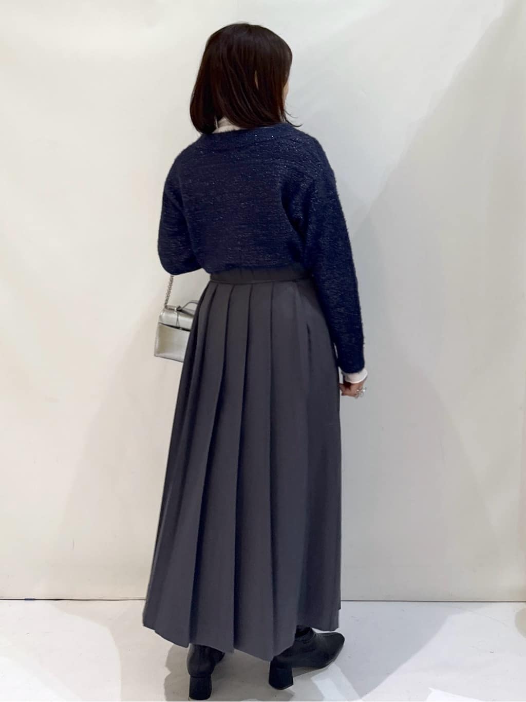 nakkoさんの「OPAQUE.CLIP｜スパンコールフェザーVネックニット【洗濯機OK】」を使ったコーディネート