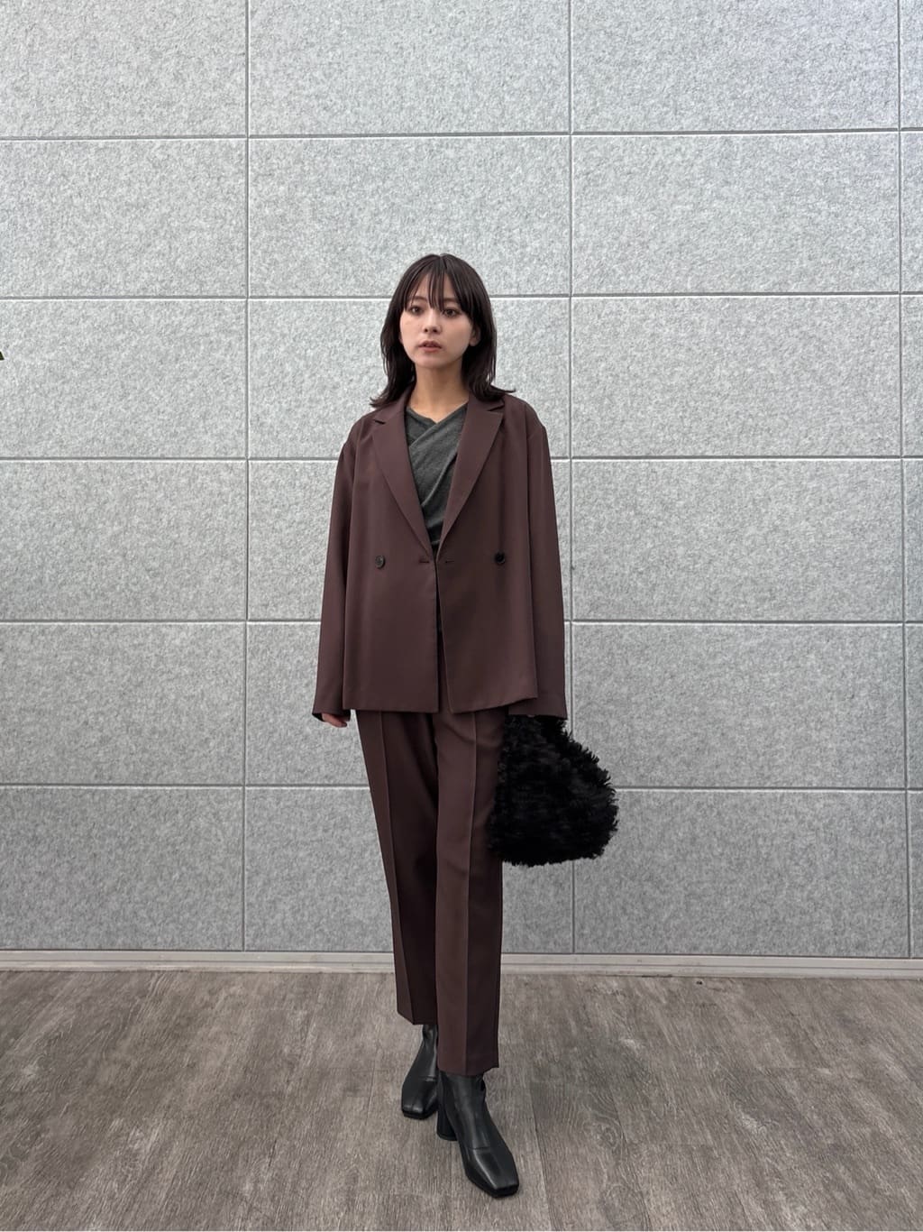 erikaさんの「INDIVI｜Comfy SET UP｜イージーテーパードパンツ【セットアップ対応／通勤/カセット服】」を使ったコーディネート