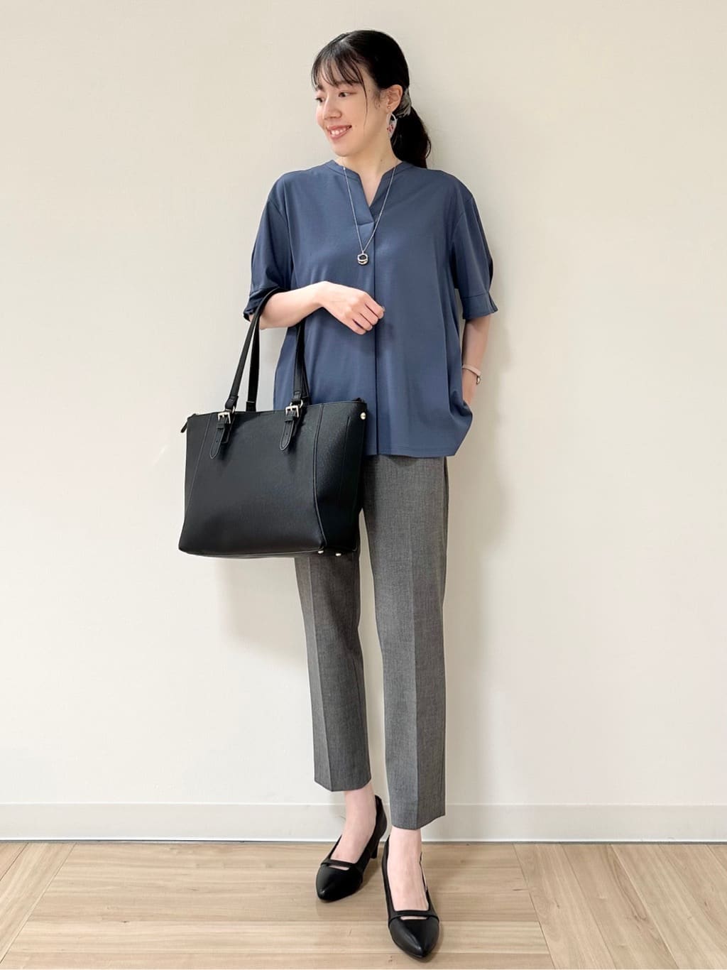 Momoさんの「Reflect｜【すっきり見え！長め丈／マシンウォッシュ可】スキッパーネックジャージトップス」を使ったコーディネート