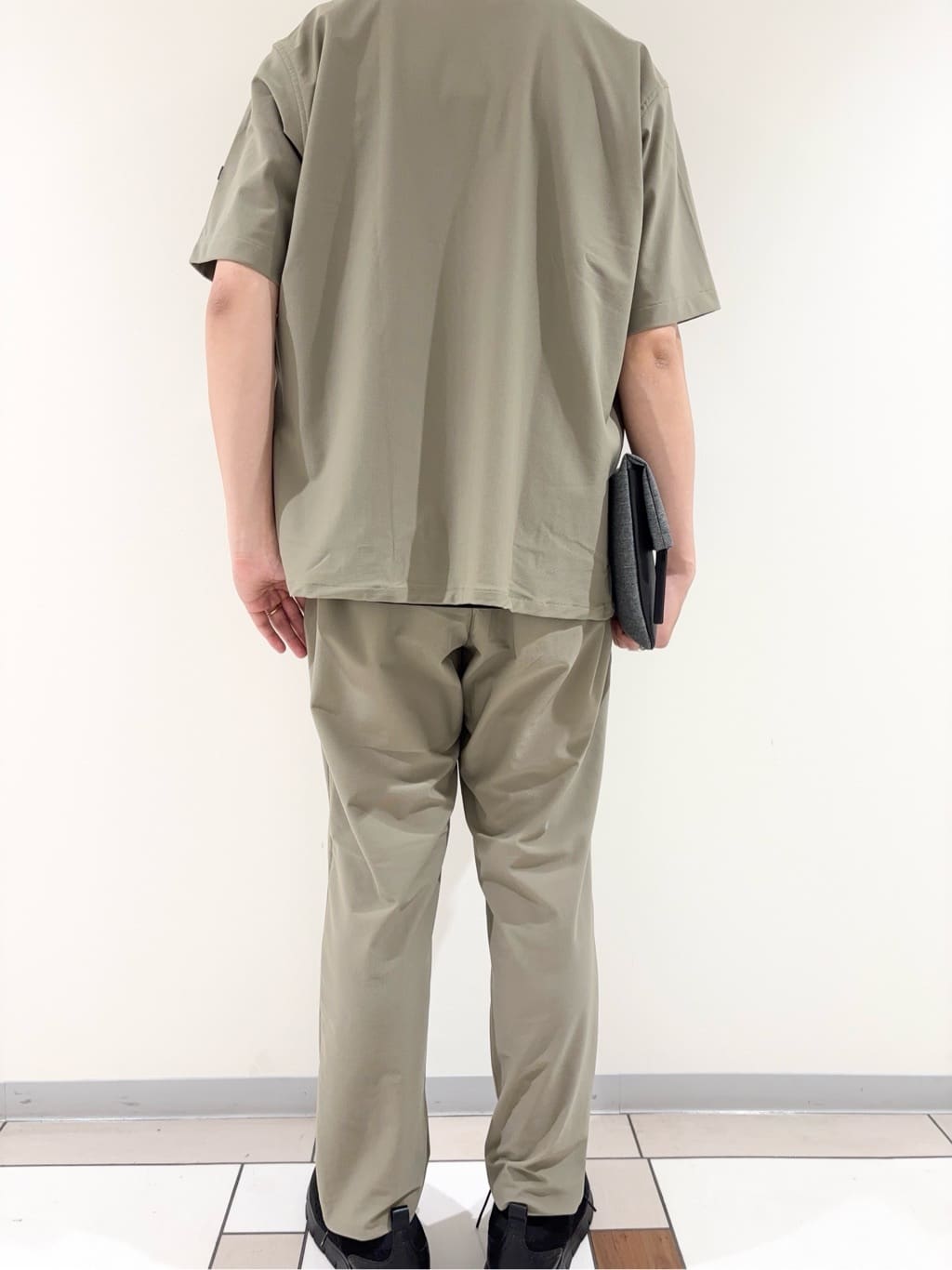 及川さんの「TAKEO KIKUCHI｜【COOL CITY WEAR】エアートール オープンカラーシャツ /接触冷感・通気性」を使ったコーディネート
