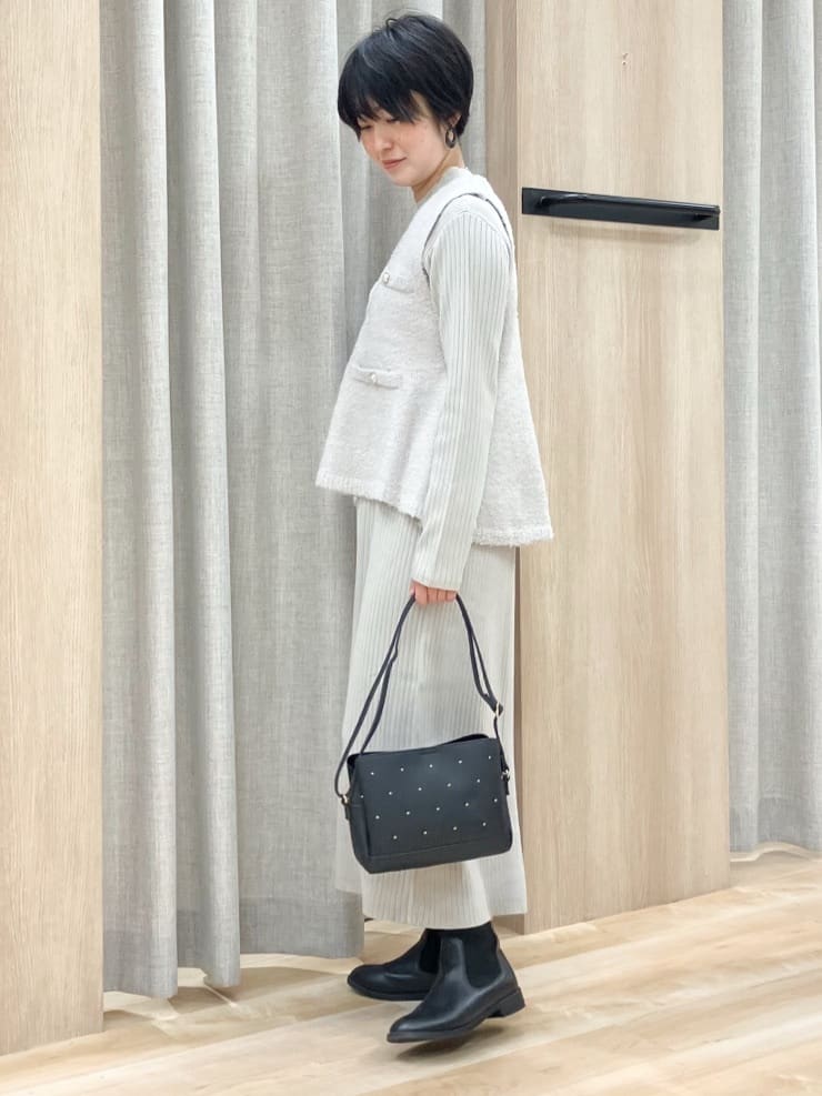 Keiさんの「grove｜【2点SET/体型カバー】一枚で決まる、ペプラムベスト&times;ニットワンピース」を使ったコーディネート