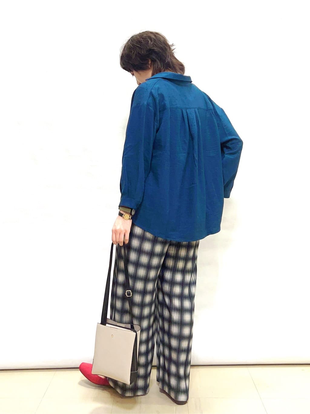 まっつんさんの「SHOO･LA･RUE｜【S-LL】インせず着られる デニムライク前開きブラウス」を使ったコーディネート