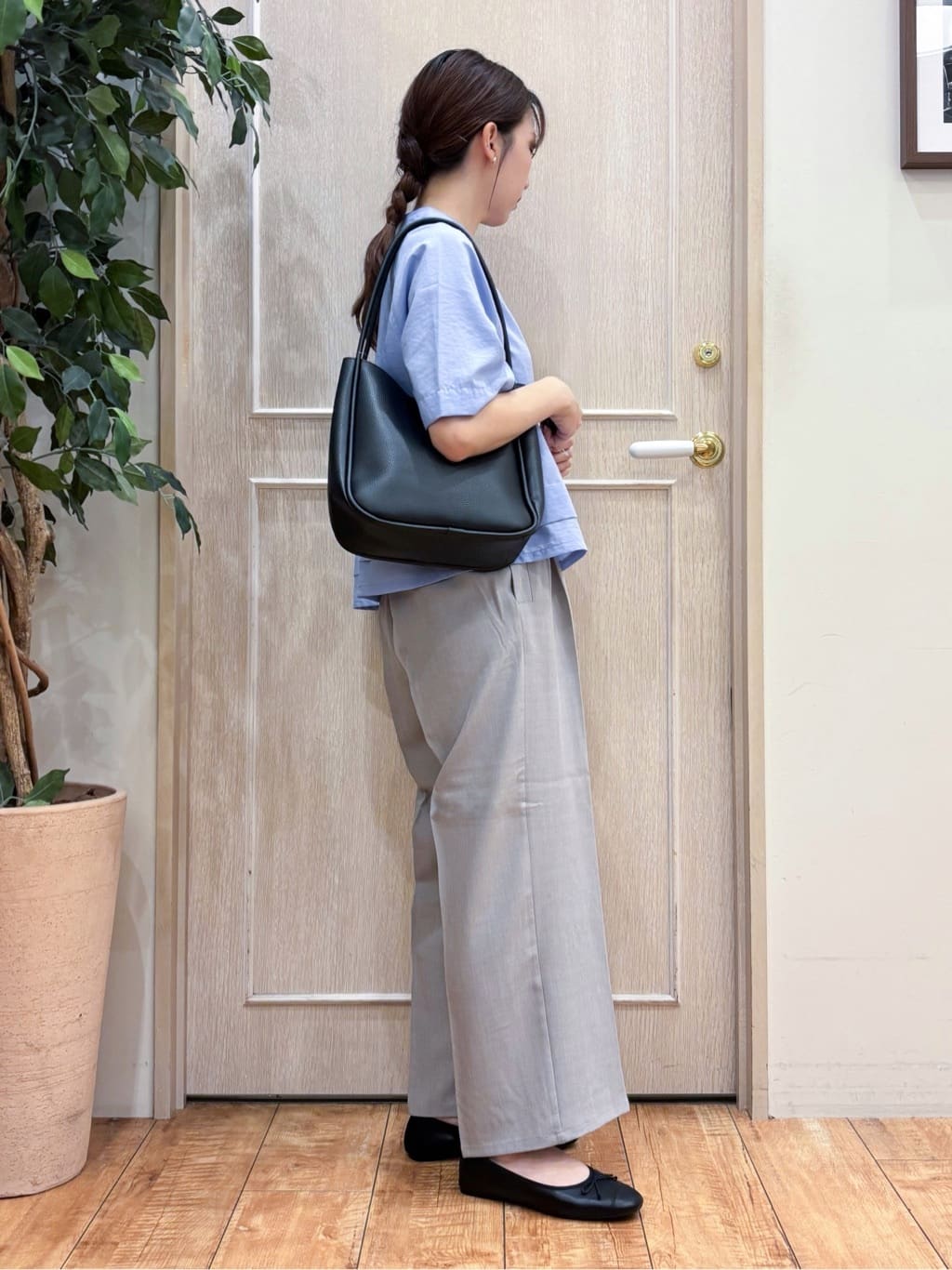 なみさんの「SHOO･LA･RUE｜【洗濯後しわになりにくい/UV/吸水速乾】大人きれいな バンドカラーシャツ」を使ったコーディネート