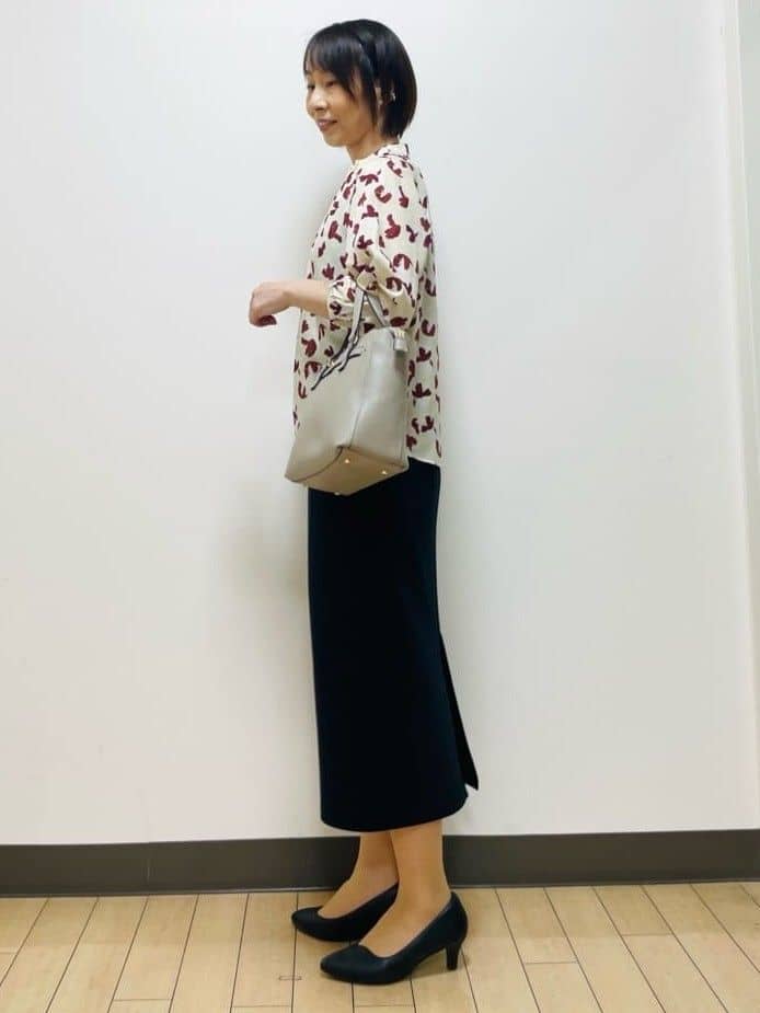 Riiさんの「Reflect｜【ジャケットのインナーにおすすめ◎】花柄タックデザインブブラウス」を使ったコーディネート