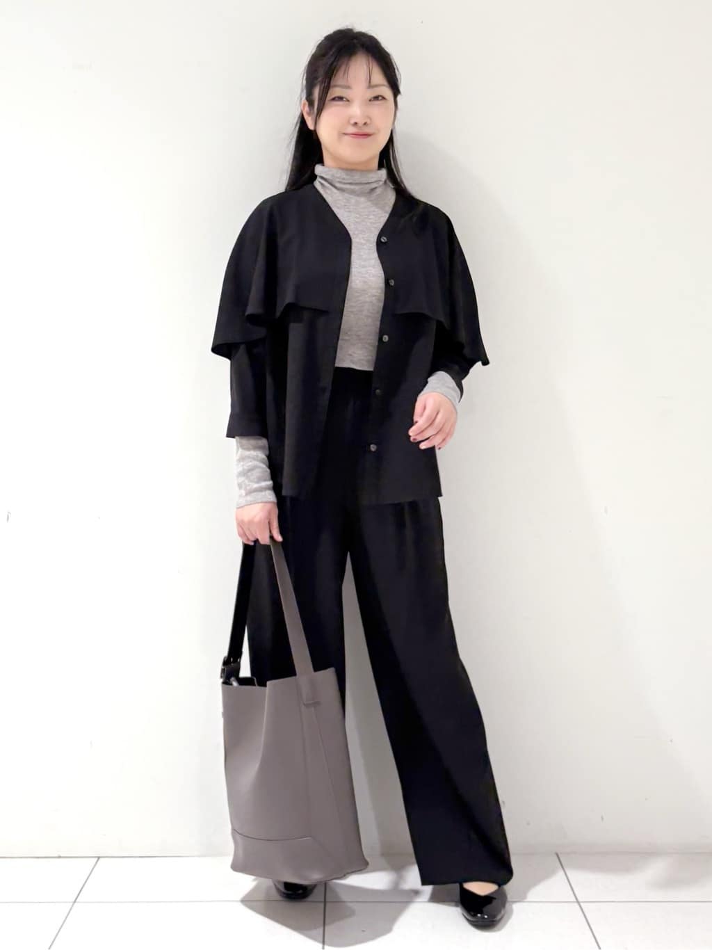 momokoさんの「INDIVI｜【羽織りとしても活躍！】ケープカラーブラウス」を使ったコーディネート