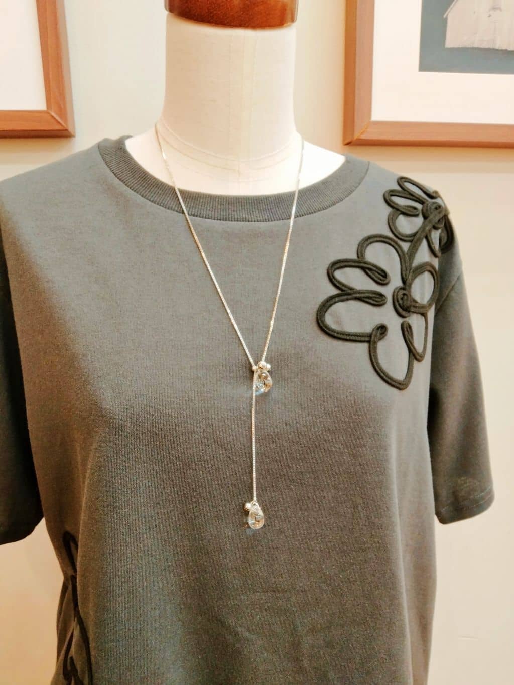 みうらさんの「SHOO･LA･RUE｜【S-LL】コーデの主役になる コード刺繍デザインＴシャツ」を使ったコーディネート