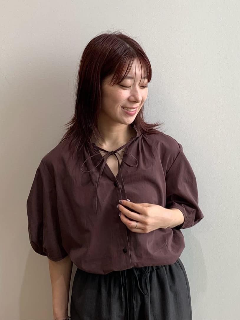 RINAさんの「OPAQUE.CLIP｜シアーフリルネックブラウス【洗濯機洗い可】」を使ったコーディネート
