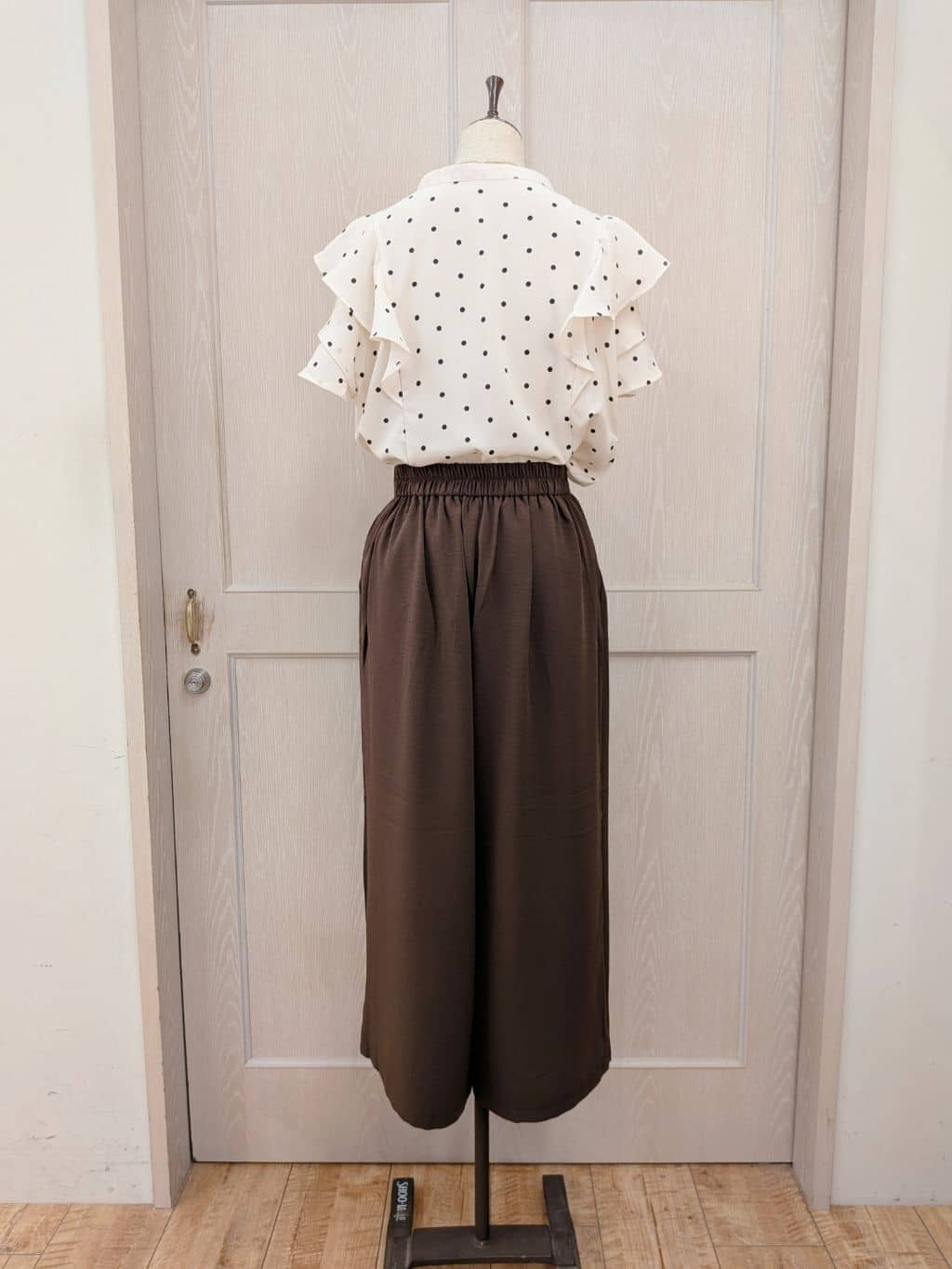 naoさんの「SHOO･LA･RUE｜【無地/ドット柄】お袖フリルが華やぐ きれいめブラウス」を使ったコーディネート
