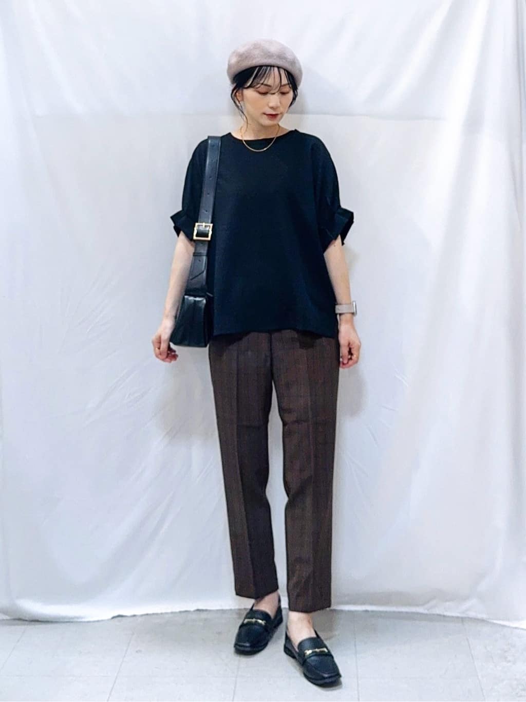 𝐇𝐢𝐫𝐨𝐦𝐢さんの「SHOO･LA･RUE｜【S-LL/チェック柄アソート】脚のラインをきれいに見せる タックテーパードパンツ」を使ったコーディネート