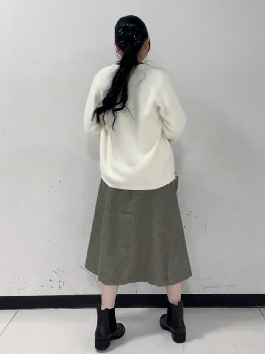 Hitomiさんの「index｜バックシャン小花刺繍ベロアトップス【洗濯機OK】」を使ったコーディネート