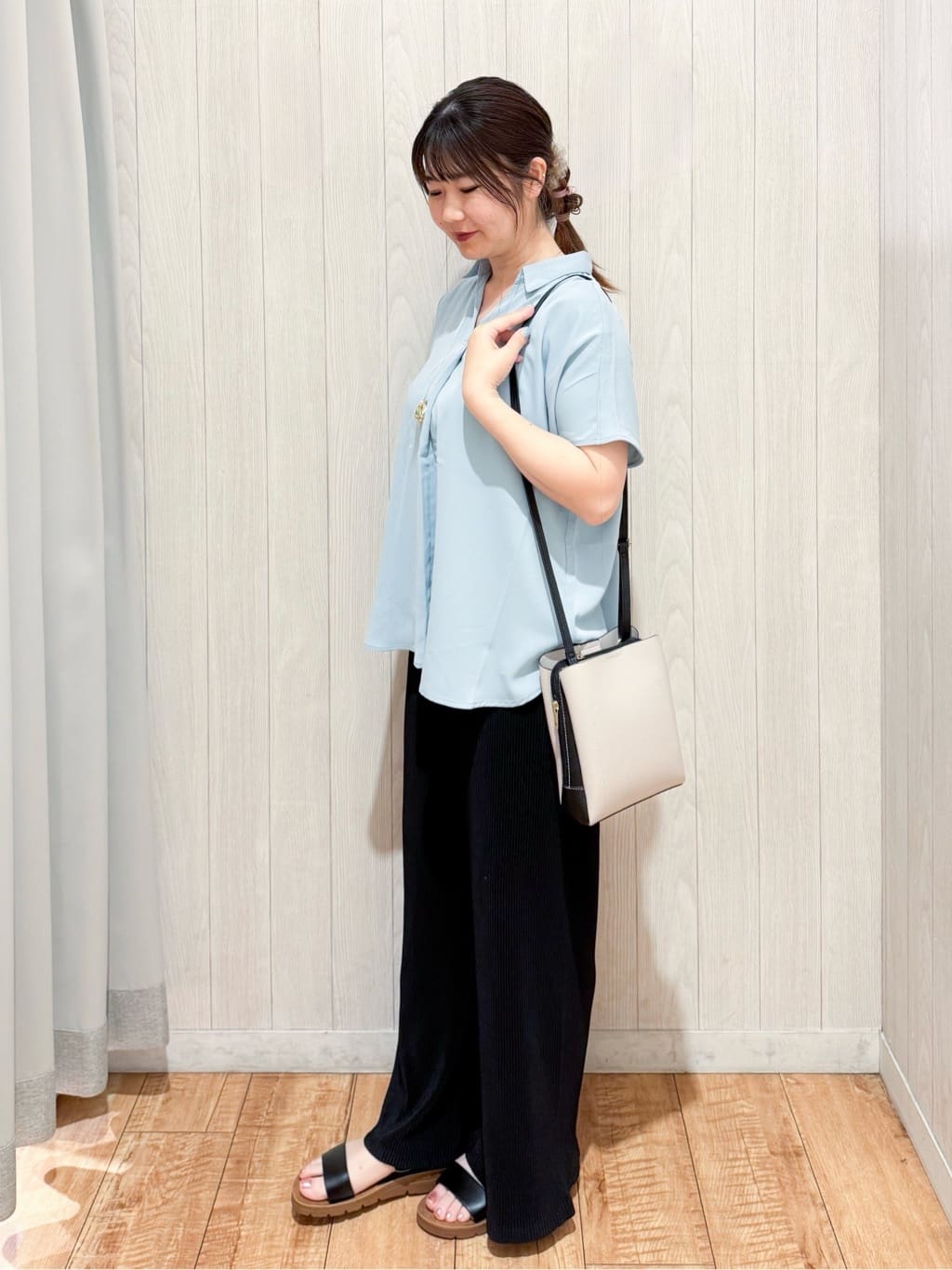 愛さんの「SHOO･LA･RUE｜【洗濯機可/柄が選べる】さらさら楽ちん プリーツ ワイドパンツ」を使ったコーディネート