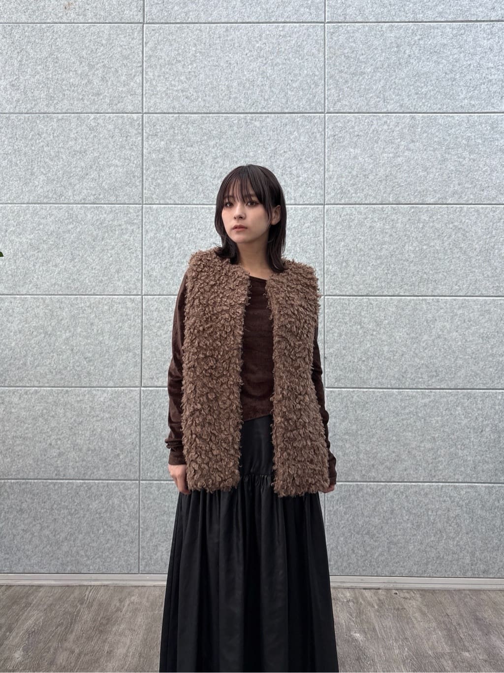erikaさんの「INDIVI｜レザーライクマキシスカート」を使ったコーディネート