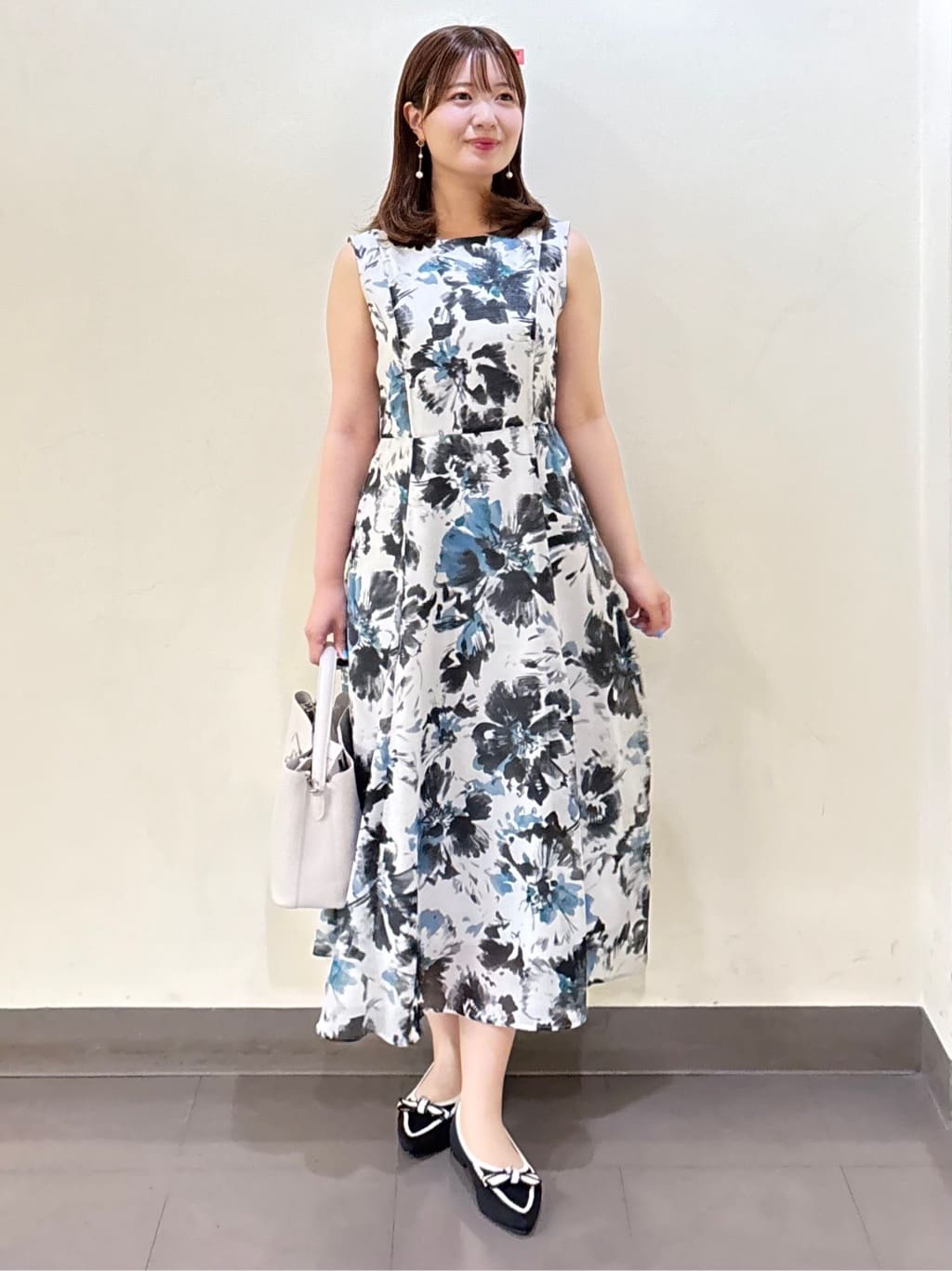 いくみさんの「UNTITLED｜【シアー/エレガント/花柄/夏ワンピ】ペイントフラワーワンピース」を使ったコーディネート