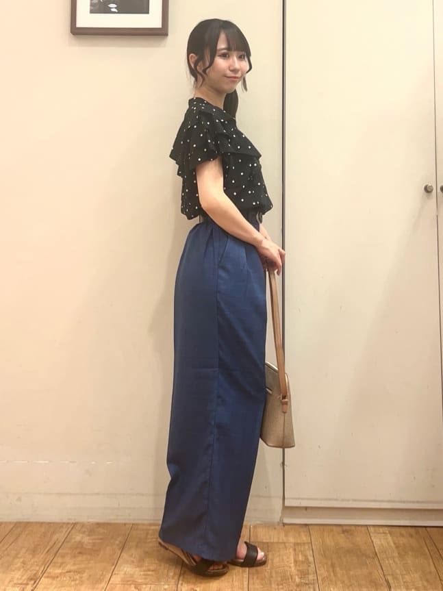 AIRIさんの「SHOO･LA･RUE｜【無地/ドット柄】お袖フリルが華やぐ きれいめブラウス」を使ったコーディネート