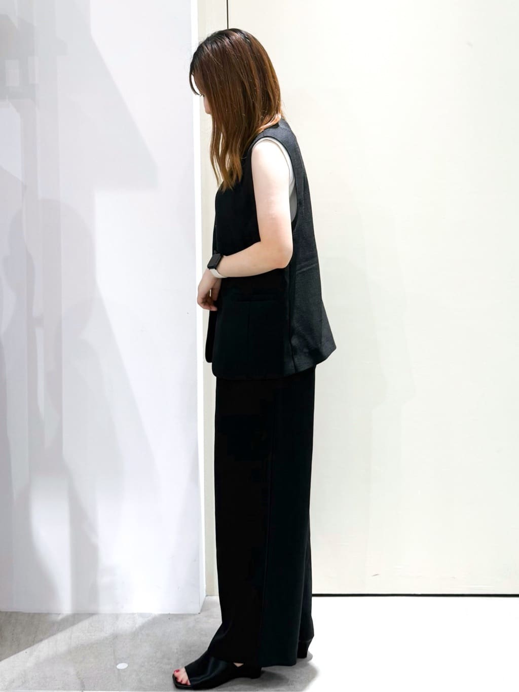 sayaさんの「OPAQUE.CLIP｜リネンライクVネックジレ【洗濯機洗い可】」を使ったコーディネート