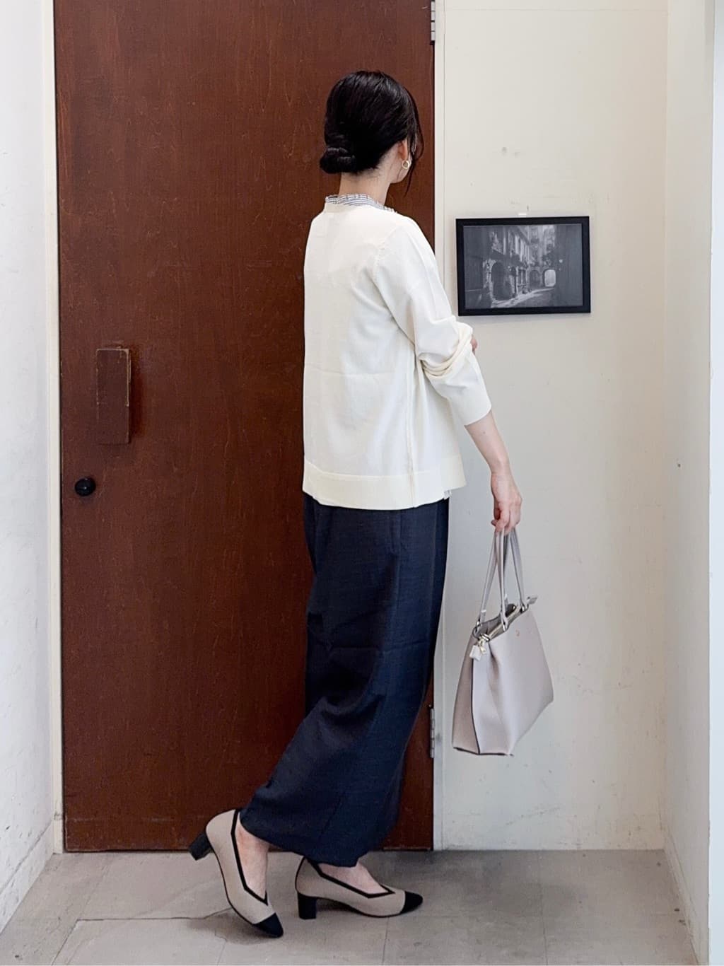 𝐇𝐢𝐫𝐨𝐦𝐢さんの「SHOO･LA･RUE｜【洗える/S-LL】上品なラメ使い クルーネック ニットカーディガン」を使ったコーディネート