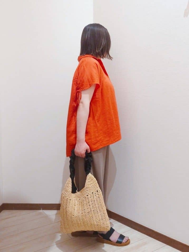 みぃーこさんの「SHOO･LA･RUE｜◆【S-LL/ひんやり】後ろ姿も抜かりなく インせず着られる バックギャザーシャツ」を使ったコーディネート