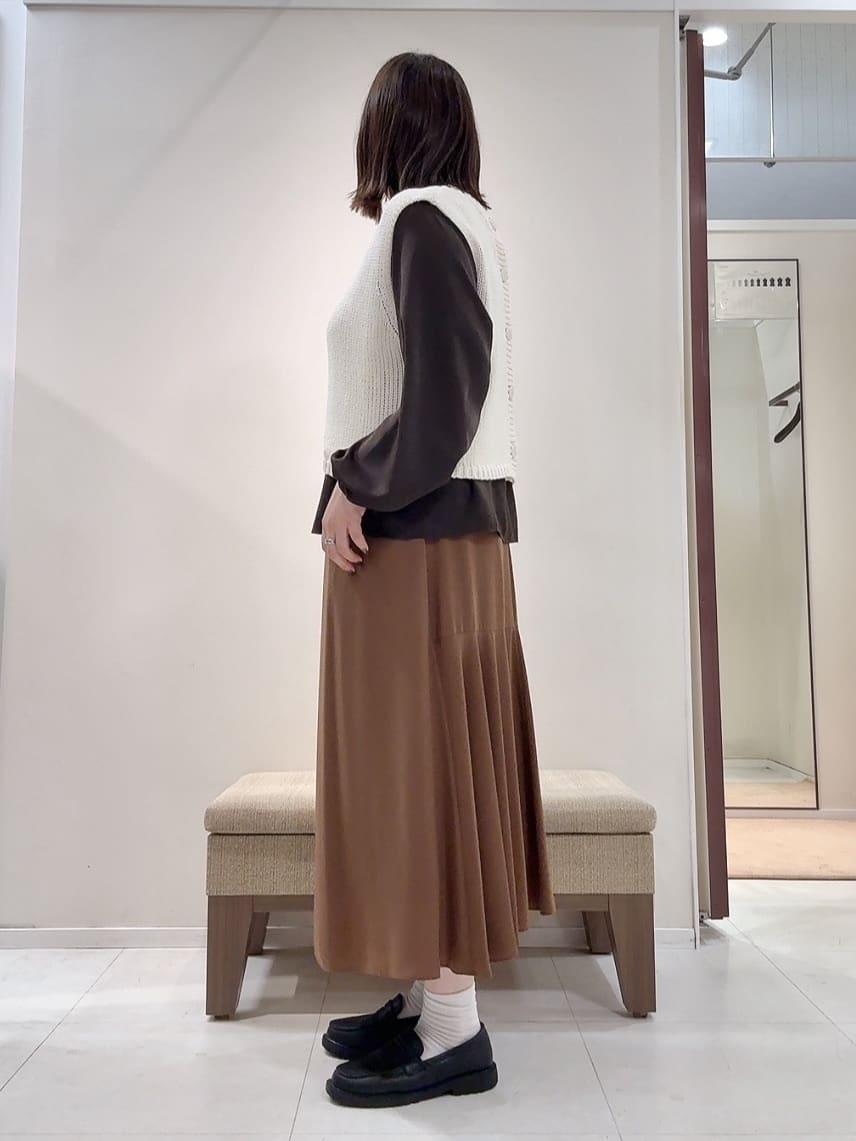 YUIさんの「UNTITLED｜【レイヤード/前ボタン】2WAYニットベスト」を使ったコーディネート