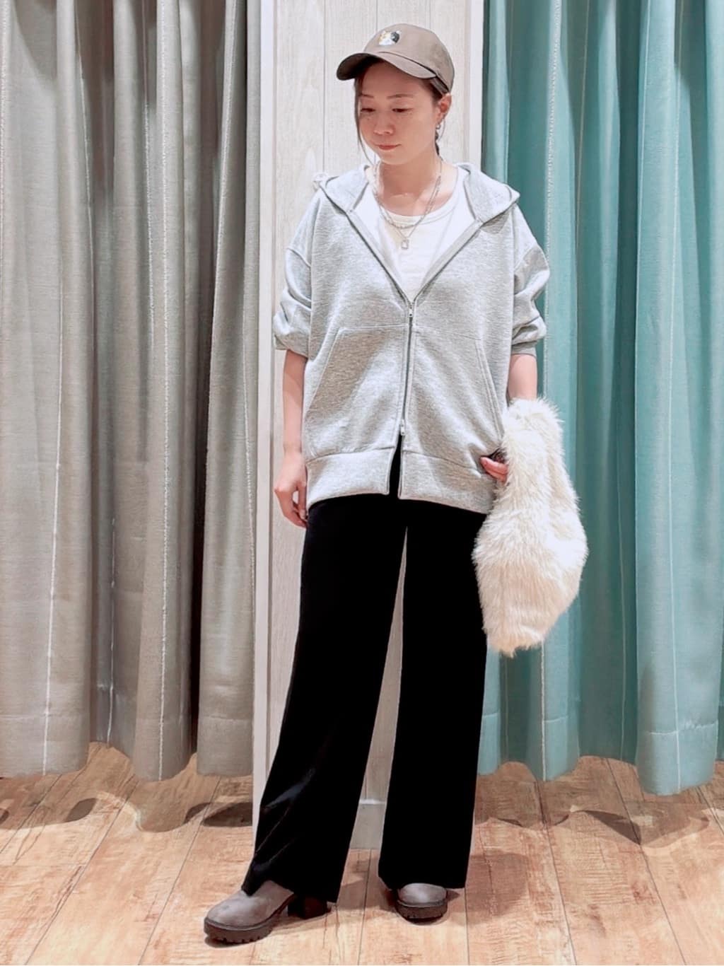 なみぞうさんの「SHOO･LA･RUE｜【S-LL/体型カバー】上品なとろみが魅力 イージーワイドパンツ」を使ったコーディネート