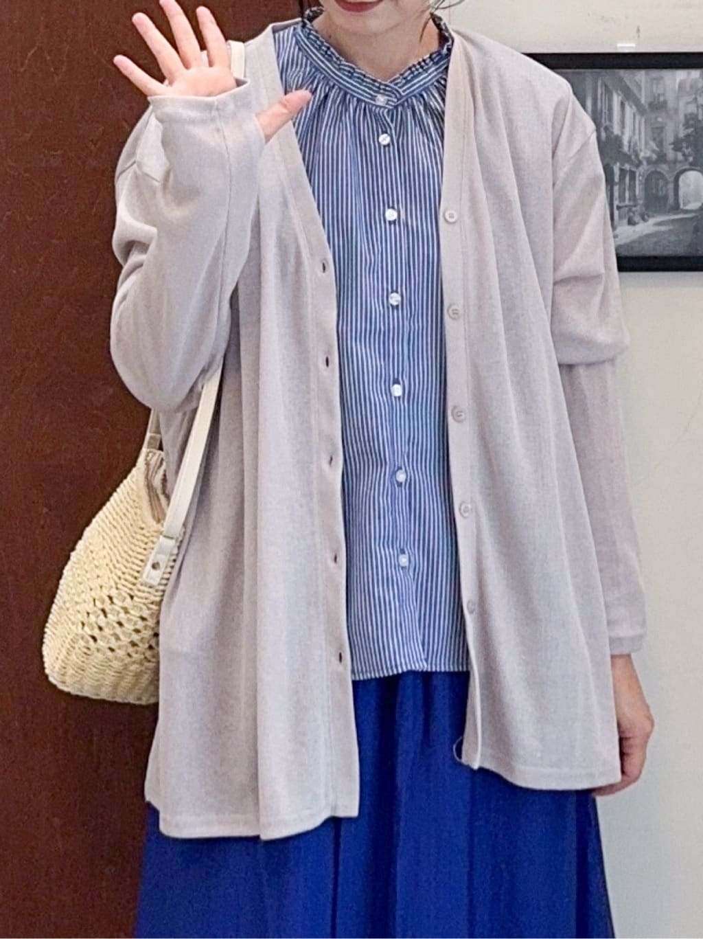 𝐇𝐢𝐫𝐨𝐦𝐢さんの「SHOO･LA･RUE｜【S-LL/ひんやり/UV】手の甲まで隠れる トッパーカーディガン」を使ったコーディネート