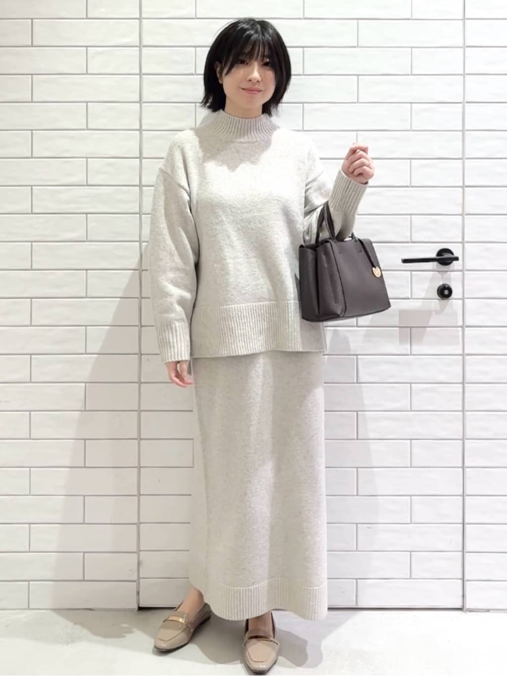 しおりさんの「OPAQUE.CLIP｜ラメスパンコールナロースカート／セットアップ対応可【洗濯機OK】」を使ったコーディネート