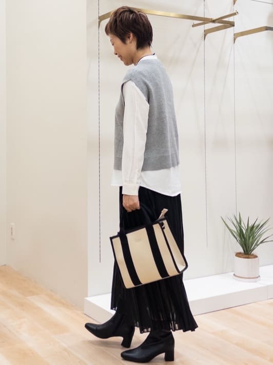 シュウコさんの「grove｜ニットベスト&times;シャツセット」を使ったコーディネート