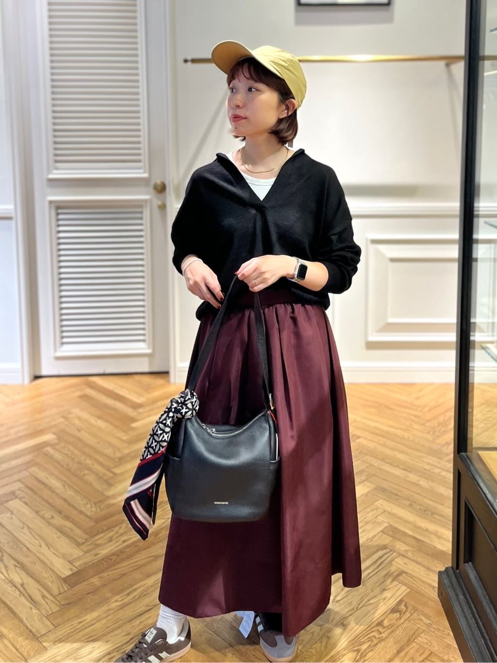 つじ まこさんの「DRESSTERIOR｜オーバーラップサークルシルクスカーフ」を使ったコーディネート