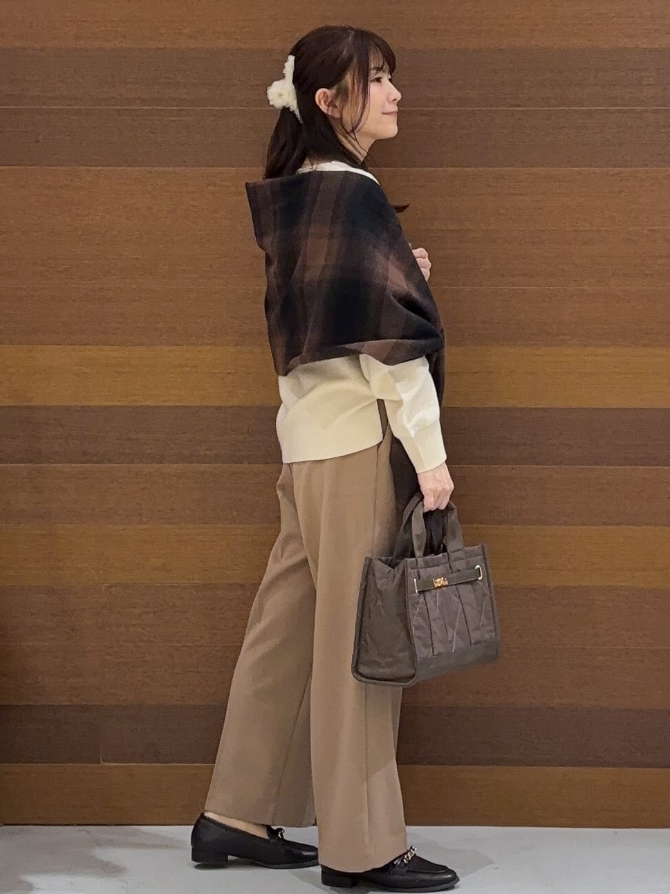 まみさんの「OPAQUE.CLIP｜ラメガーターボートネックニット【洗濯機OK】」を使ったコーディネート