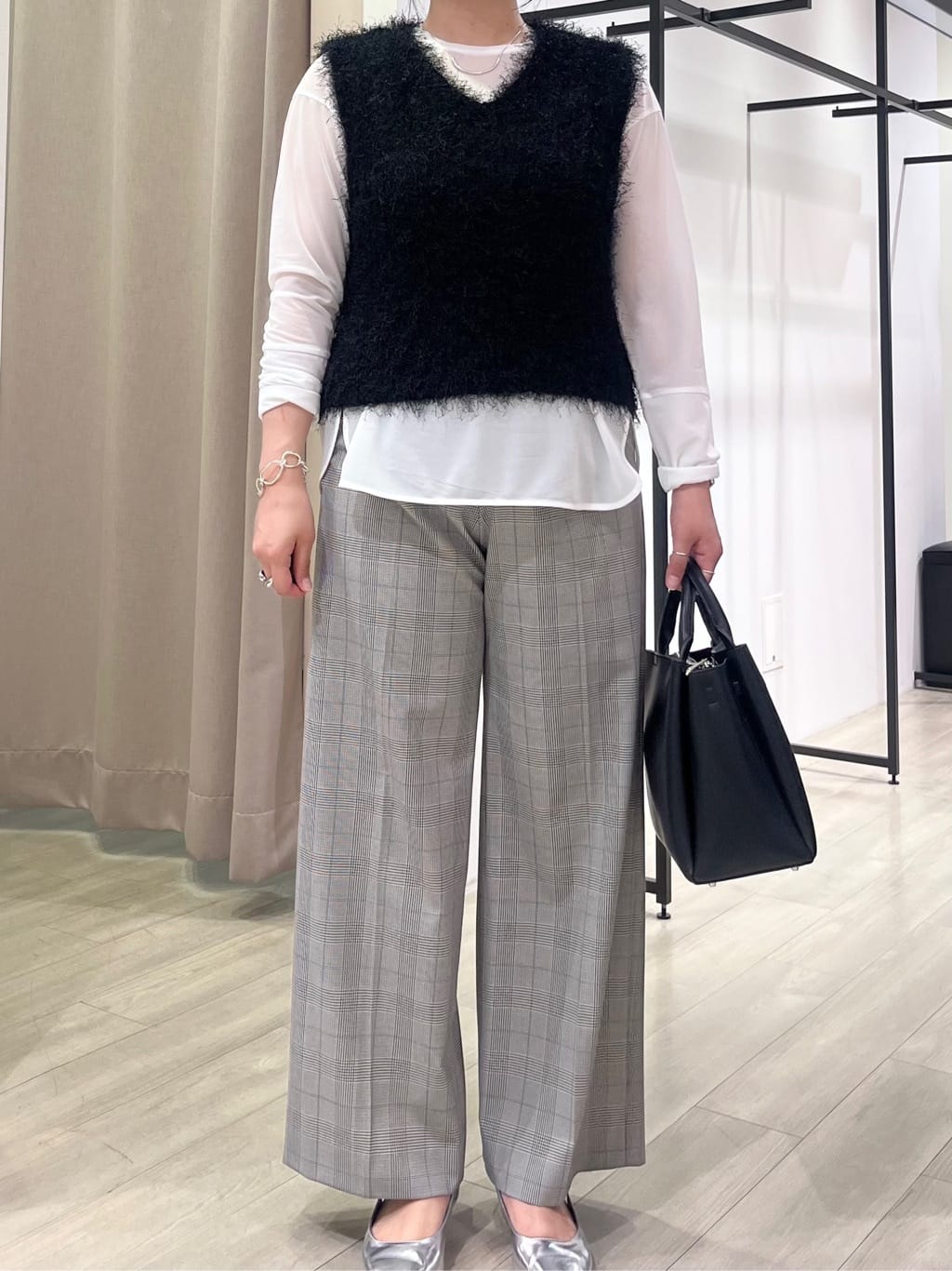 hasuさんの「INDIVI｜フェザーモールニットベスト」を使ったコーディネート