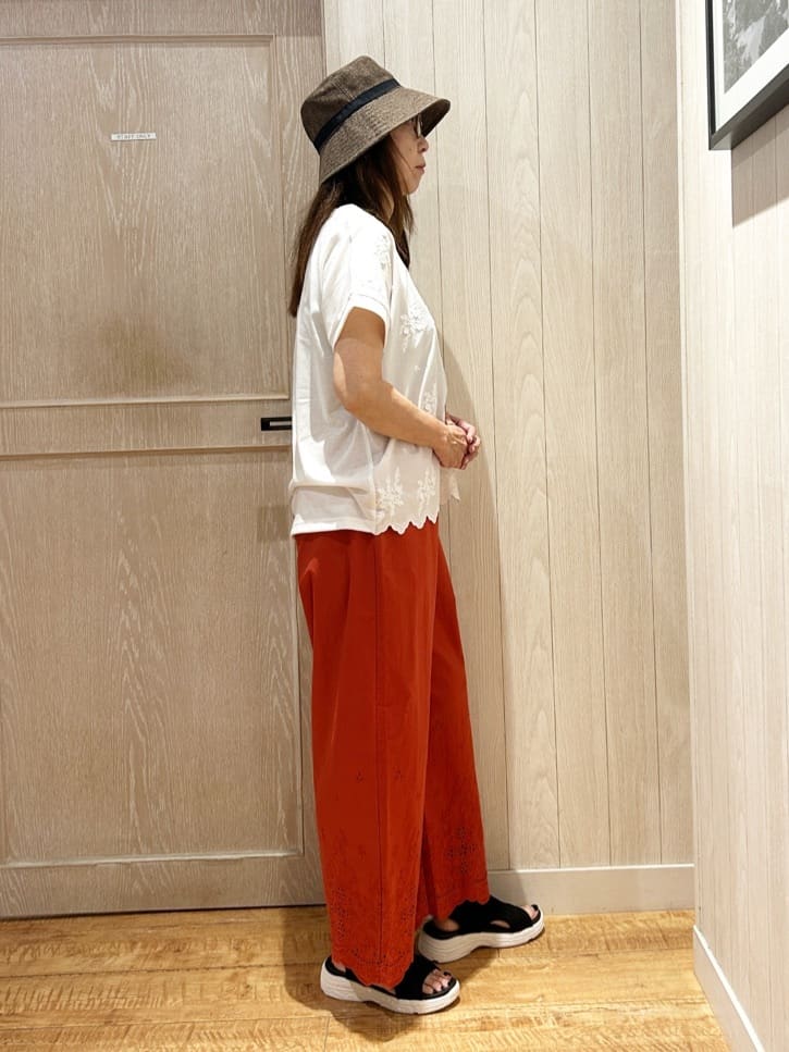 yukaさんの「SHOO･LA･RUE｜【S-LL】華やかさをプラスする 裾刺繍ストレートパンツ」を使ったコーディネート
