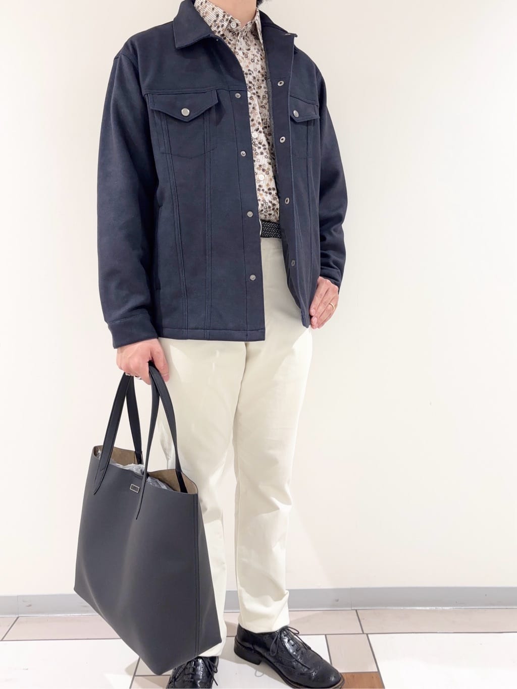 及川さんの「TAKEO KIKUCHI｜ストライプ小花 長袖シャツ」を使ったコーディネート