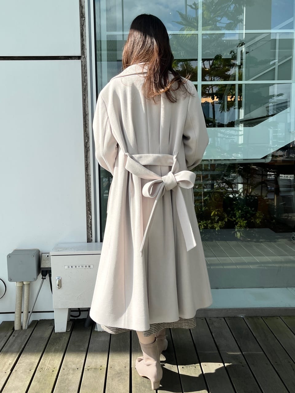 はばさんの「Couture brooch｜【大人上品・ベルト付き】パール調釦チェスターコート」を使ったコーディネート