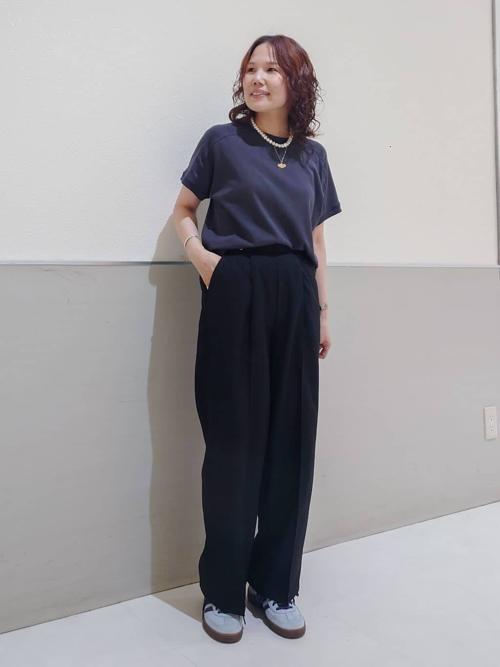 maruさんの「THE SHOP TK｜【汗染み防止】ラグランスリーブTシャツ【洗濯機OK/UVケア】」を使ったコーディネート