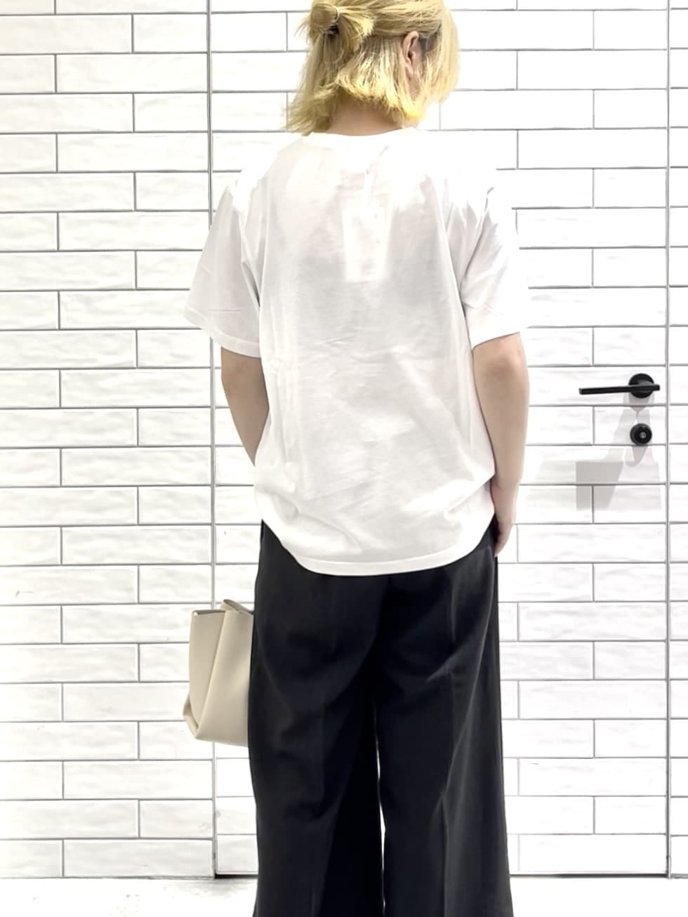 しおりさんの「OPAQUE.CLIP｜ウエストサテン使いイージーワイドパンツ【洗濯機洗い可】」を使ったコーディネート