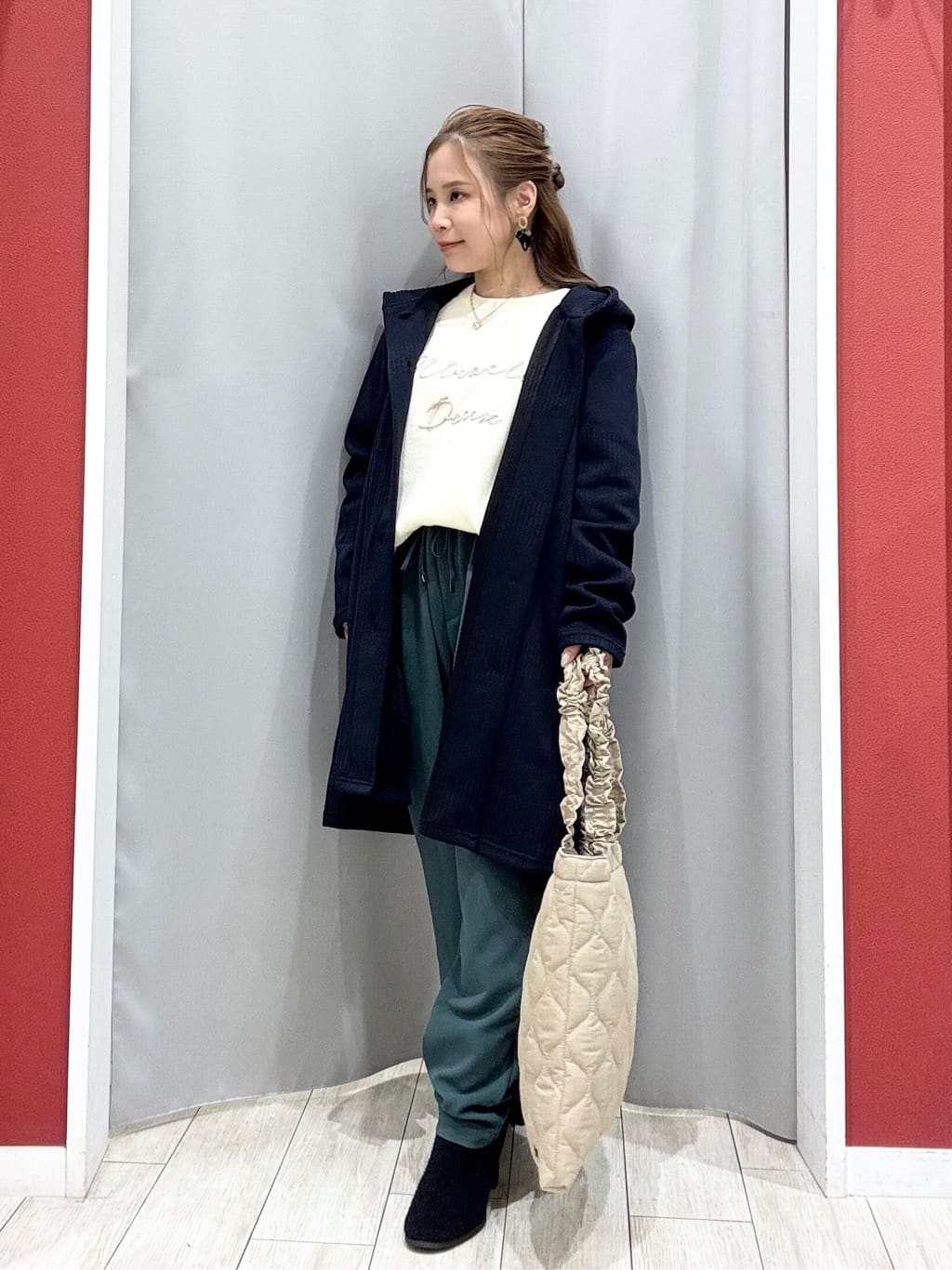 shioさんの「SHOO･LA･RUE｜【洗濯機可/ちくちくしにくい】大人のための スウェットライク刺繍ロゴニット」を使ったコーディネート