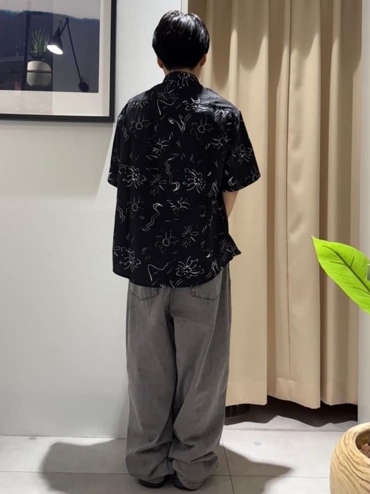 はさんの「THE SHOP TK｜ツータックワイドデニムパンツ」を使ったコーディネート