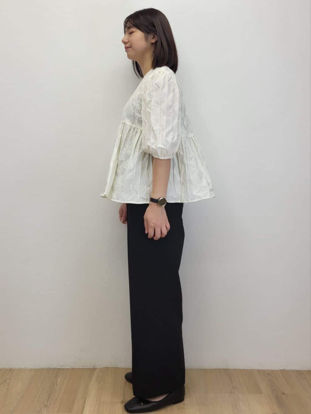 LISAさんの「OPAQUE.CLIP｜ふくれジャカードペプラムブラウス【洗濯機洗い可】」を使ったコーディネート