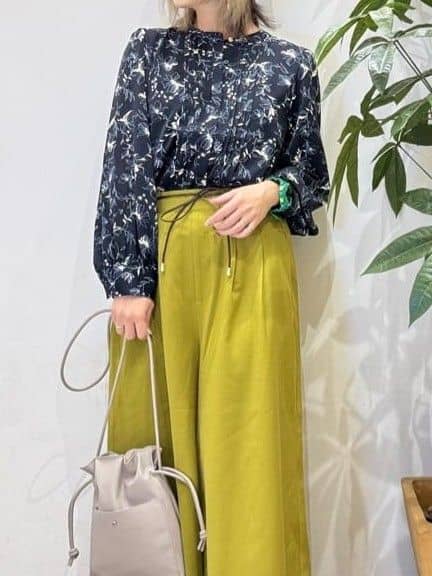misakiさんの「SHOO･LA･RUE｜【S-LL/2点セット】脚のラインを拾いにくい ベルト付きタックスカーチョパンツ」を使ったコーディネート