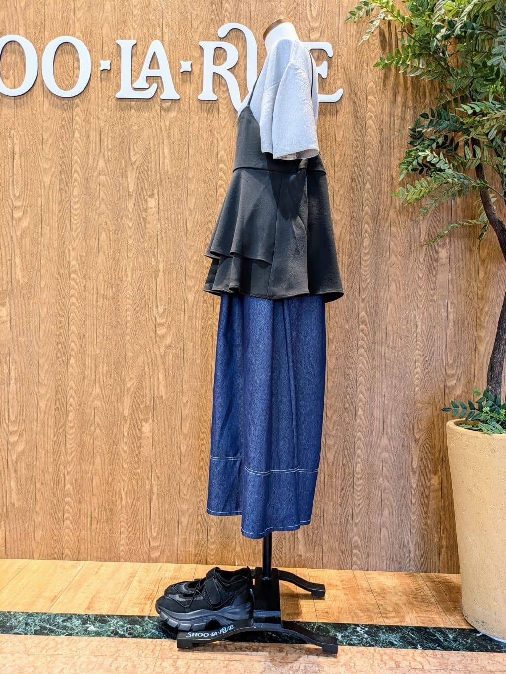 MARIEさんの「SHOO･LA･RUE｜【S-LL】二の腕はカバーして魅せる フレアスリーブニット」を使ったコーディネート