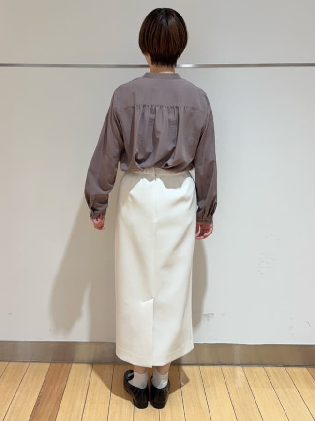 あやさんの「UNTITLED｜【1枚で着映え/オンオフ着回し】フリルサテンブラウス」を使ったコーディネート