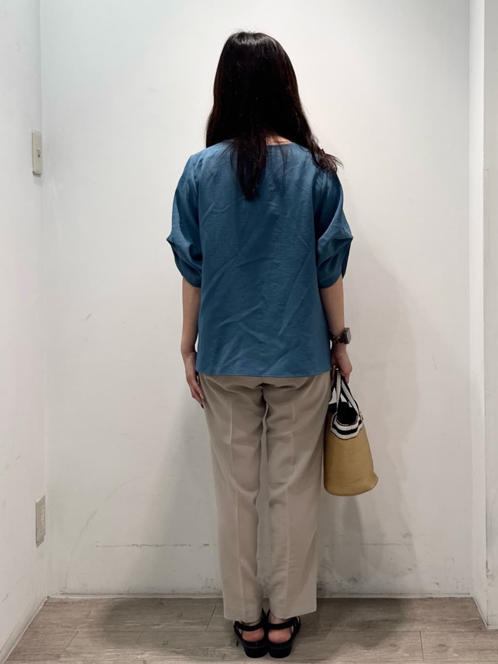 yuicciさんの「OPAQUE.CLIP｜リネンライクキーネックタックスリーブブラウス【洗濯機洗い可／吸水速乾／接触冷感】」を使ったコーディネート