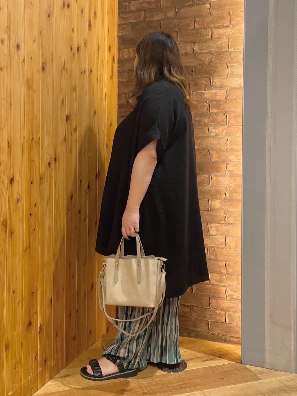 Risaさんの「SHOO･LA･RUE｜【洗濯機可/柄が選べる】さらさら楽ちん プリーツ ワイドパンツ」を使ったコーディネート
