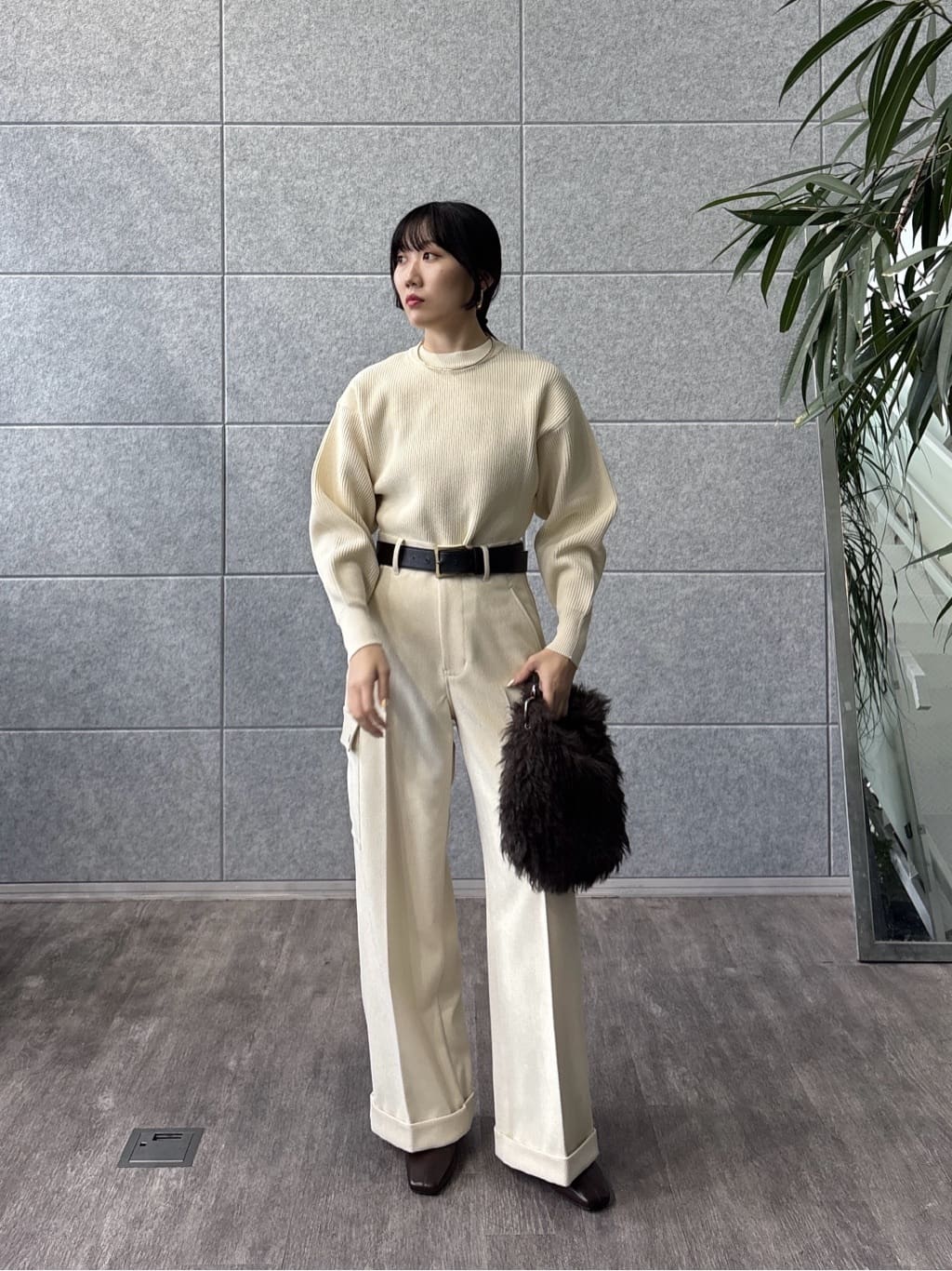 rinaさんの「INDIVI｜【LE VERNIS】ポワールフラッフィーファーバッグ」を使ったコーディネート