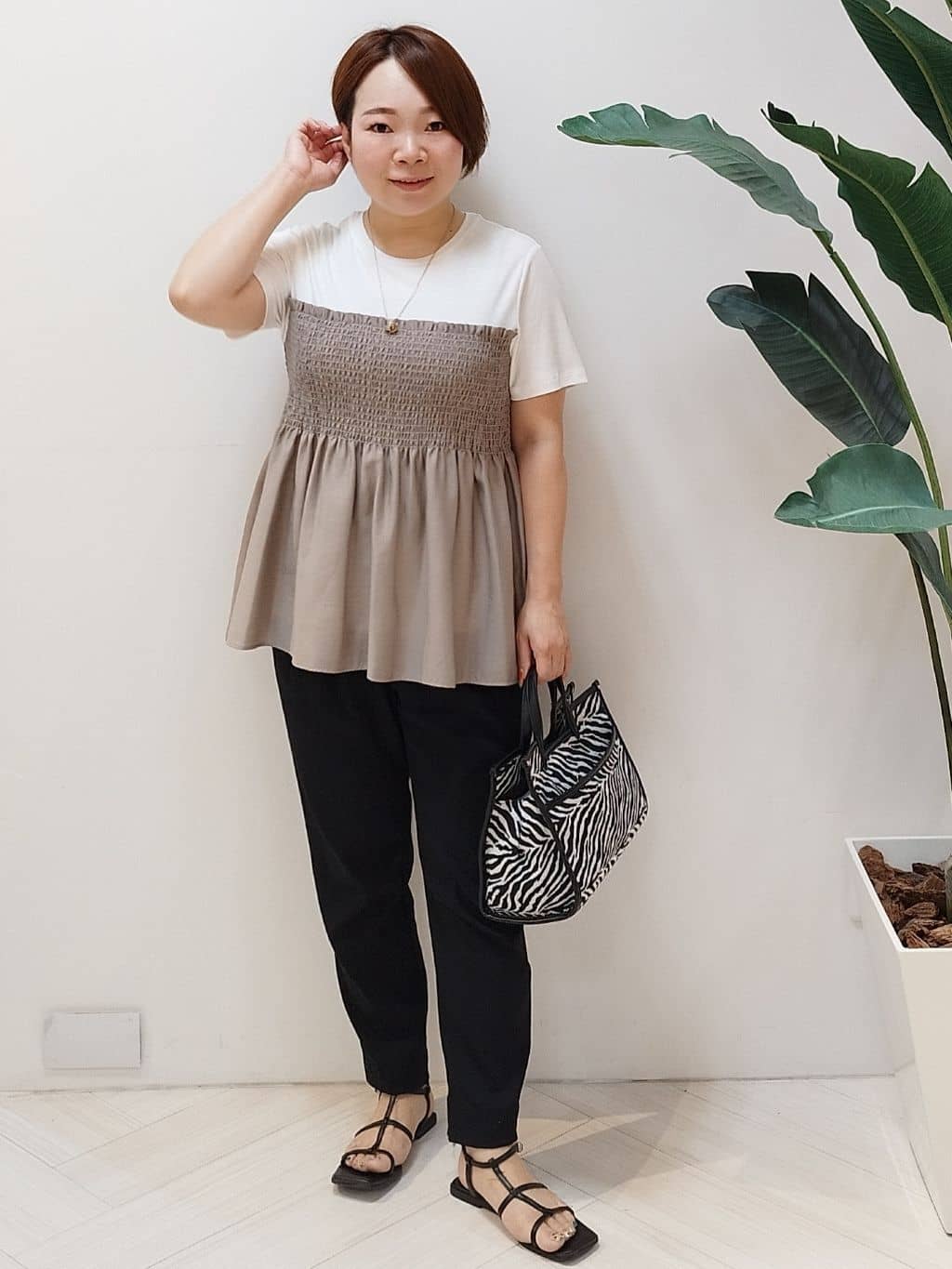 s u g iさんの「UNTITLED｜【コットン100/洗える/Tシャツ】シャーリングドッキングペプラム」を使ったコーディネート