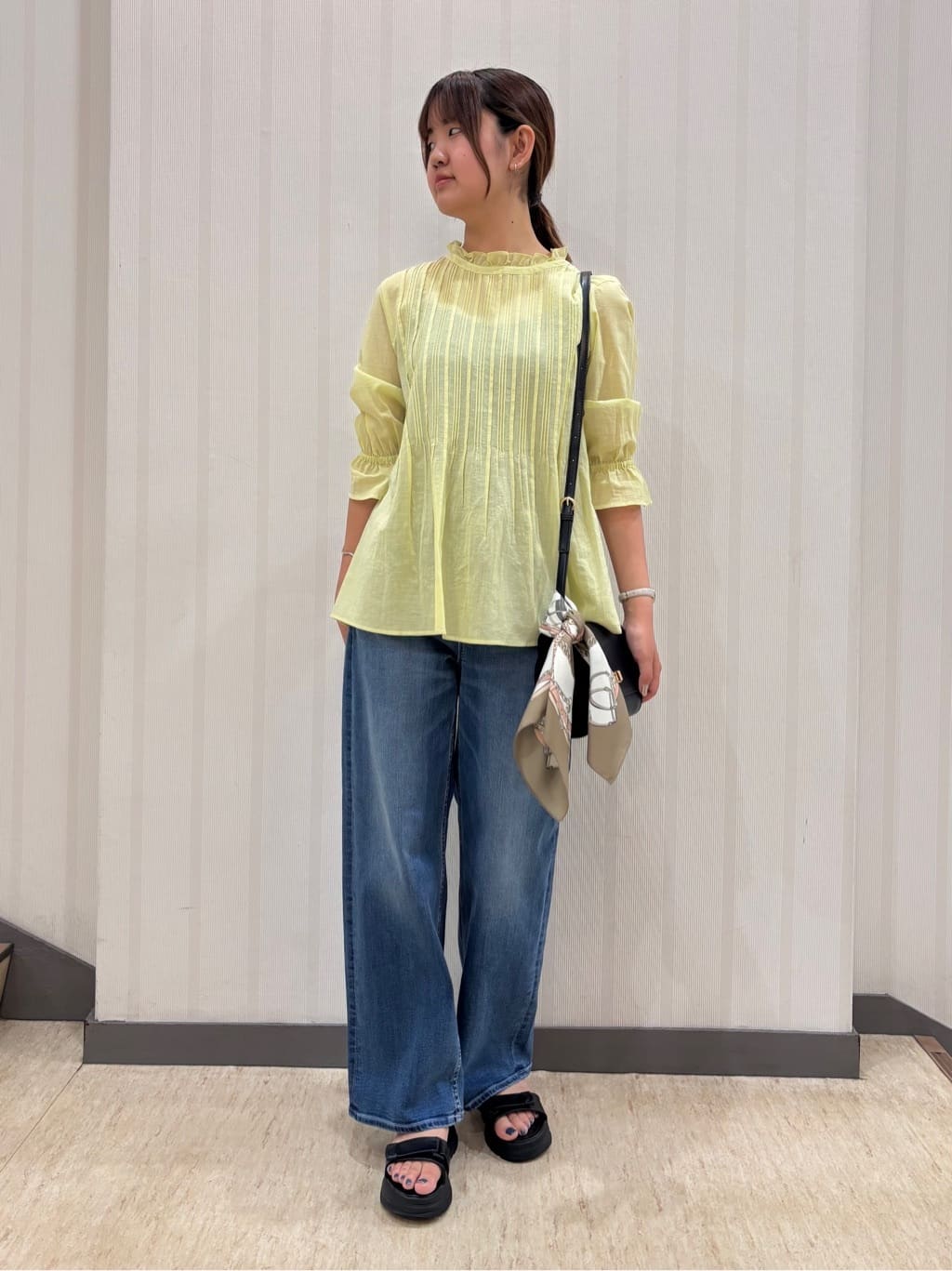 ちひさんの「INDIVI｜【褒められデニム】ワイドストレート デニムパンツ」を使ったコーディネート