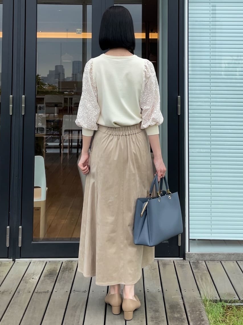 NATSUMIさんの「grove｜【二の腕カバー】繊細さと上品さをまとう袖刺繍プルオーバーニット」を使ったコーディネート