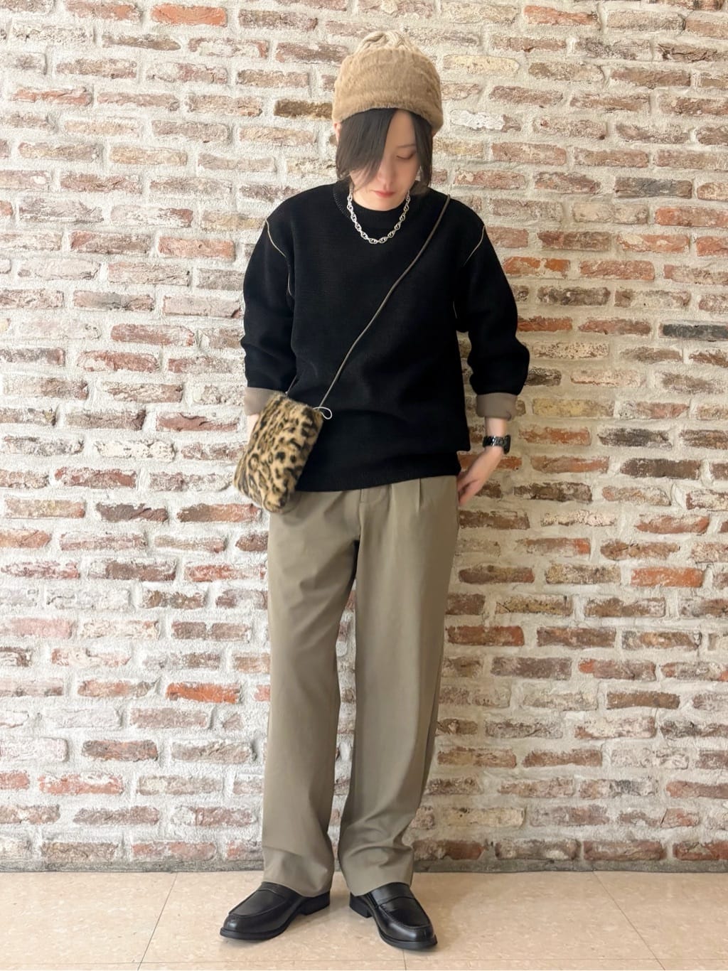 しばさんの「THE SHOP TK｜【大人の上品カジュアルを叶える】ハグするニット 洗濯機OK／6色展開」を使ったコーディネート