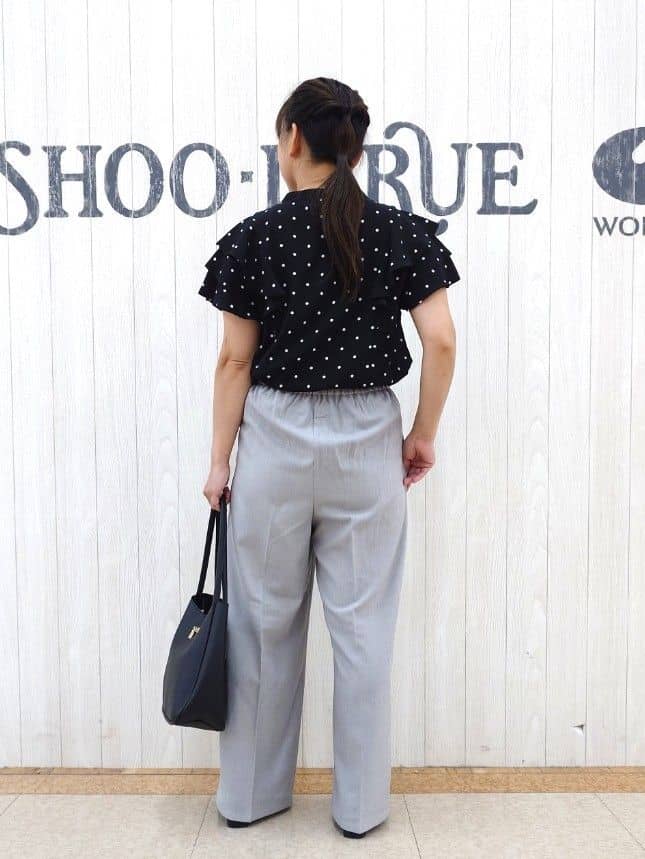 とろろさんの「SHOO･LA･RUE｜【無地/ドット柄】お袖フリルが華やぐ きれいめブラウス」を使ったコーディネート