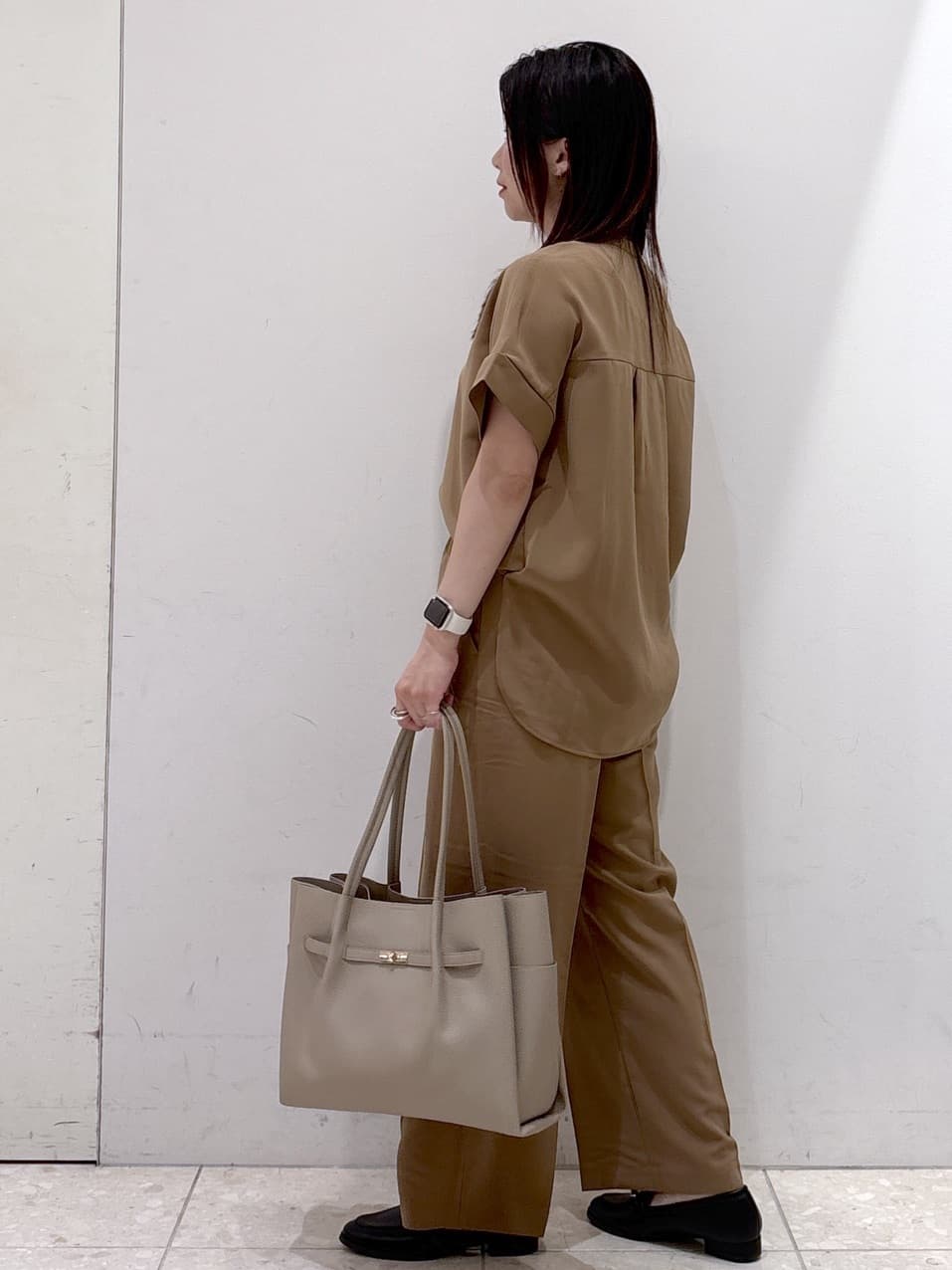 mameさんの「OPAQUE.CLIP｜《5色展開／SS-LLサイズ》スキッパー金ボタンブラウス／セットアップ対応【防シワ／ストレッチ／洗濯」を使ったコーディネート